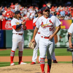 One final curtain call 👏 Pujols, Yadi and Waino all exit the Cardinals game together one last time 🙌