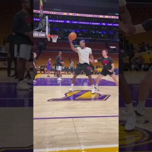 Kawhi Leonard warming up for Clippers' matchup vs. Lakers