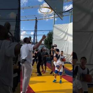 Draymond Green plays basketball with fans in Japan 🏀🙌