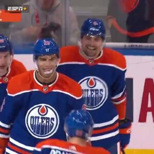 Edmonton Oilers score three unanswered goals to tie the game 😮