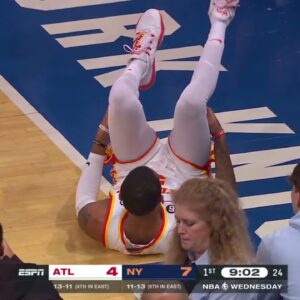 Dejounte Murray exits Hawks-Knicks game after apparent left ankle injury | NBA on ESPN